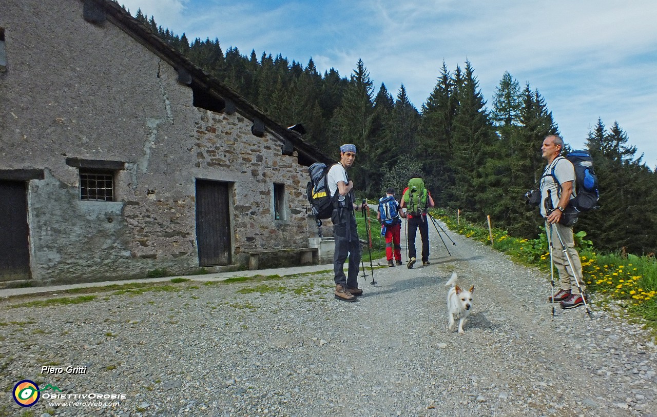 09 A 'La Casera (1486 m) lasciamo la sterrata ....JPG